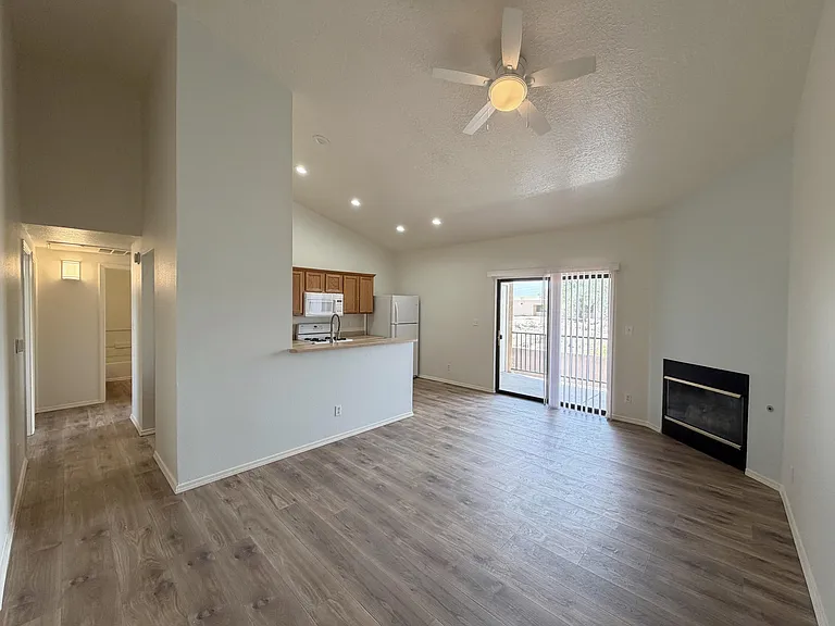 1105 Meadowlark Way SE #C — Photo 4