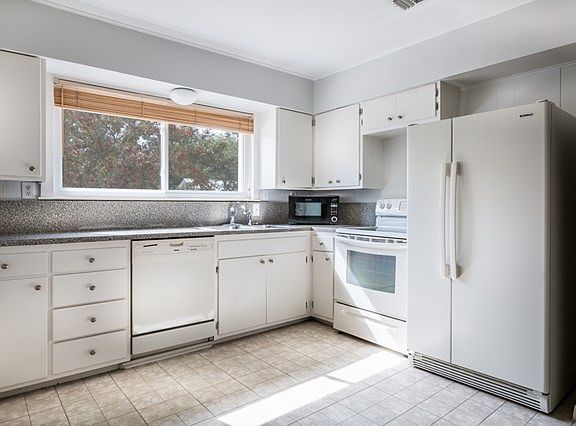 4th image of 601 N Pine St