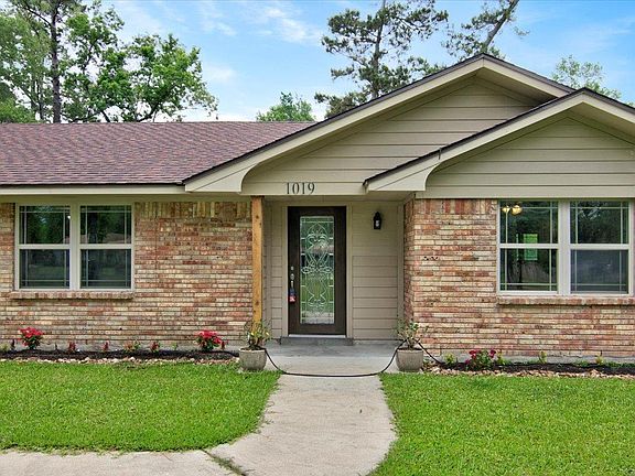 2nd image of 1019 Pine Needles Dr