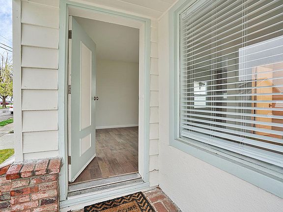 5th image of 209 4th St