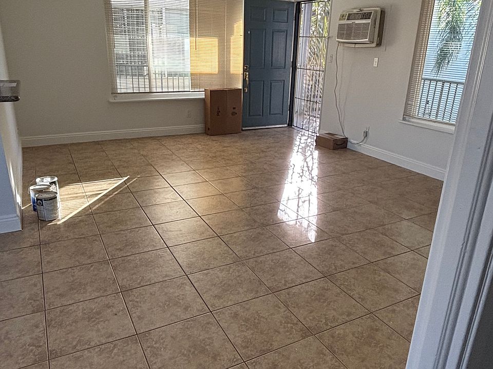 1st image of 732 E Lexington Ave E #9