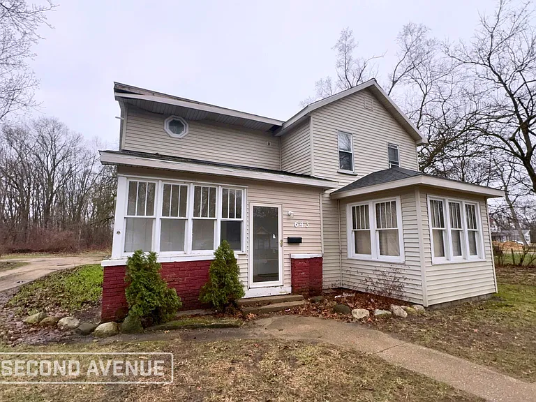643 Jackson Ave — Photo 2