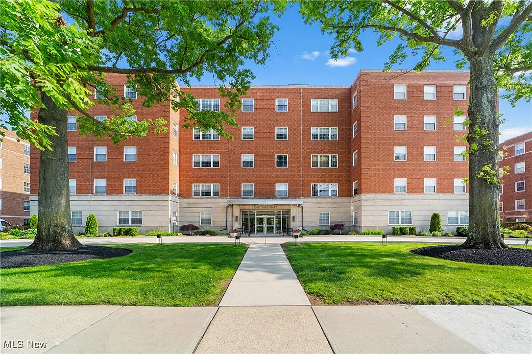 18975 Van Aken Blvd APT 401 photo 1