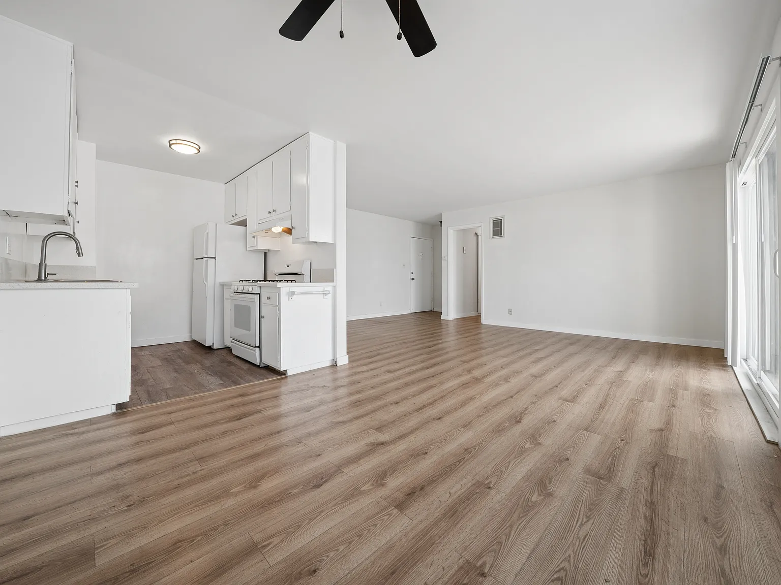 2 bed, 850 sqft, $2,300 — Photo 2