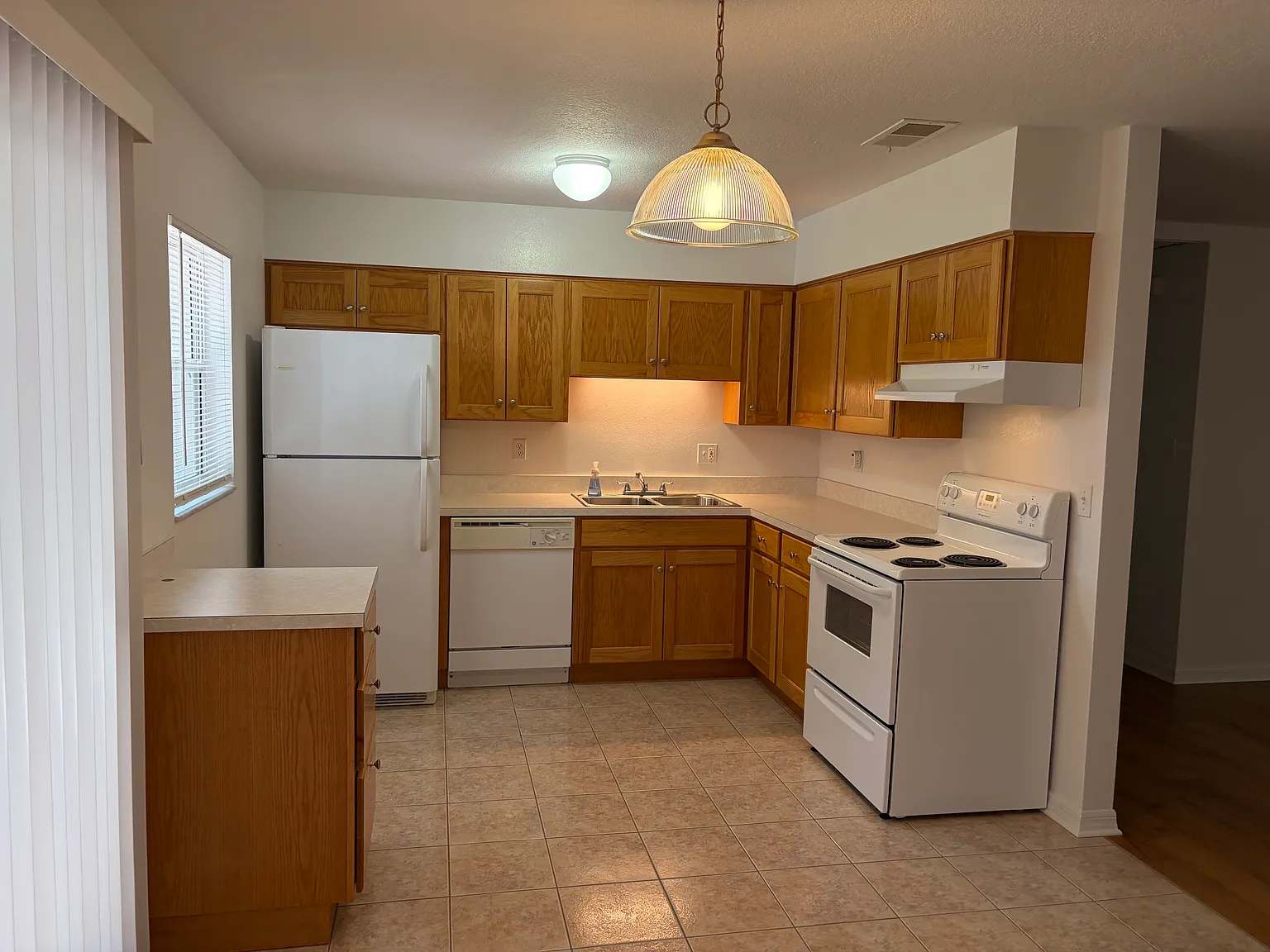 3 bed, 1053 sqft, $1,995 — Photo 2