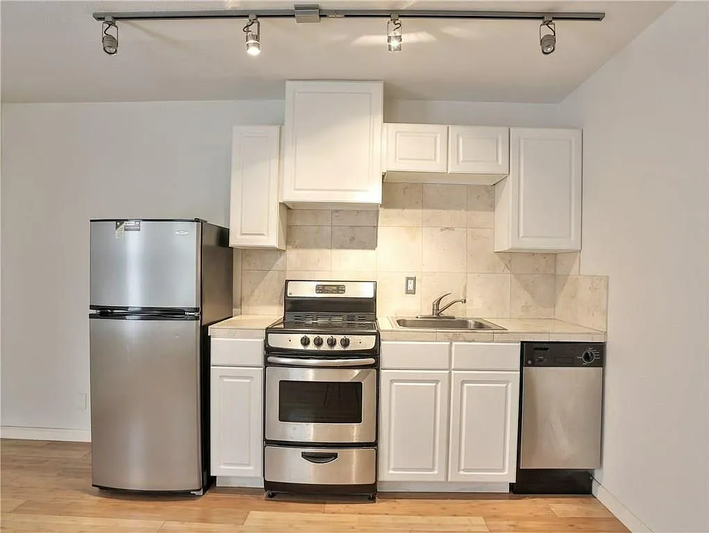 210 W 38th St — Photo 3