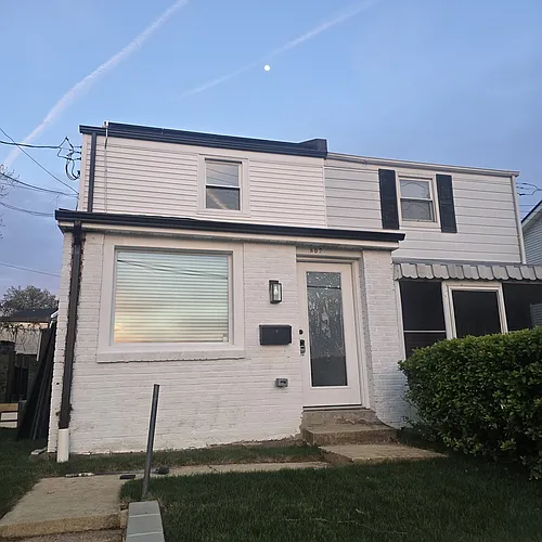 807 50th Pl NE Photo 1