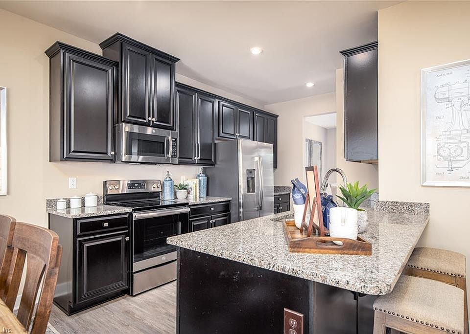 1st image of 111 Iris Cir