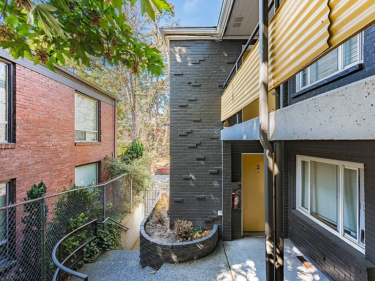 Eleanor Apartments — Photo 9
