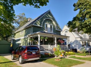 516 Barrett St, Elgin, IL 60120