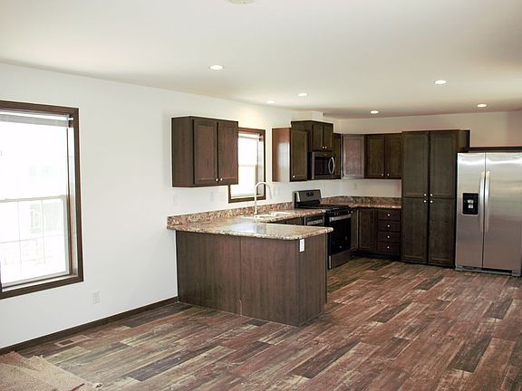 Kitchen & dining area
