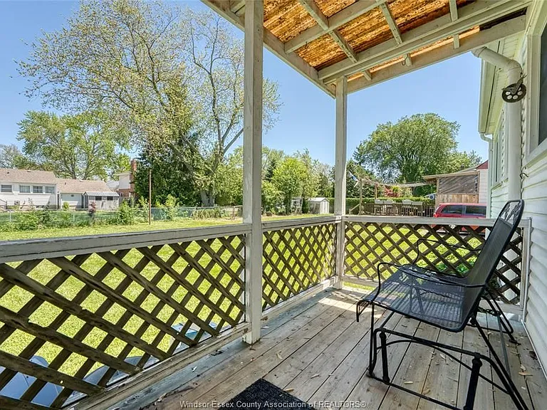 4062 Roseland Dr E — Photo 29