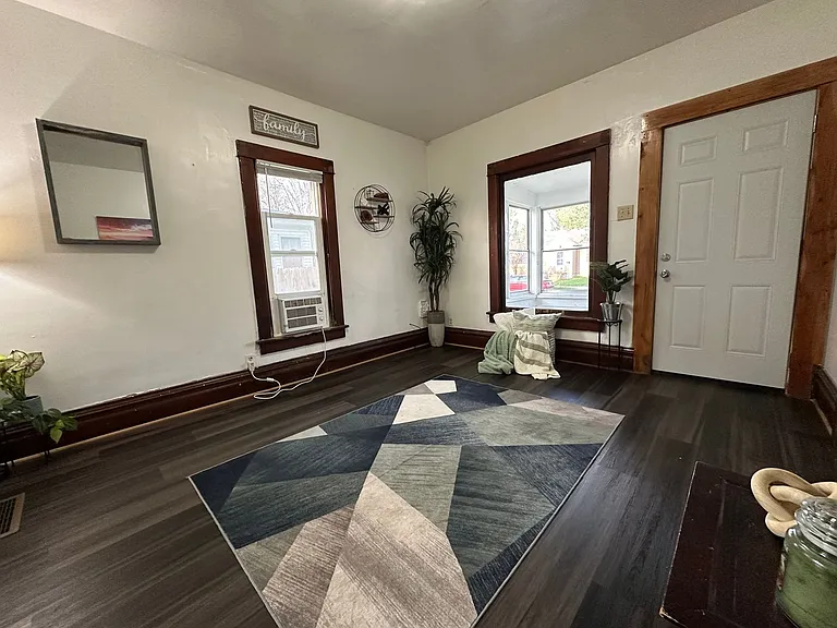1027 Lincoln St — Photo 7