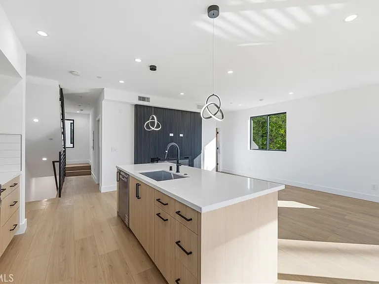 13602 Burbank Blvd — Photo 5