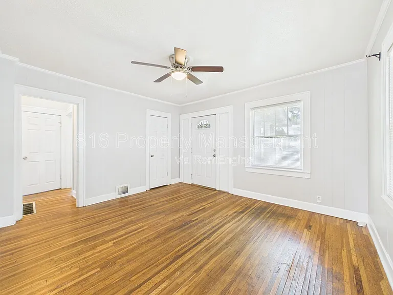 2205 E 59th St — Photo 3