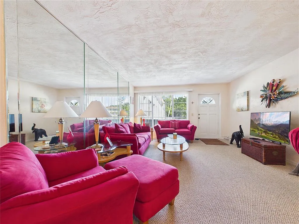 2 bed, 1.0 bath, 1100 sqft, $1,300 — Photo 4