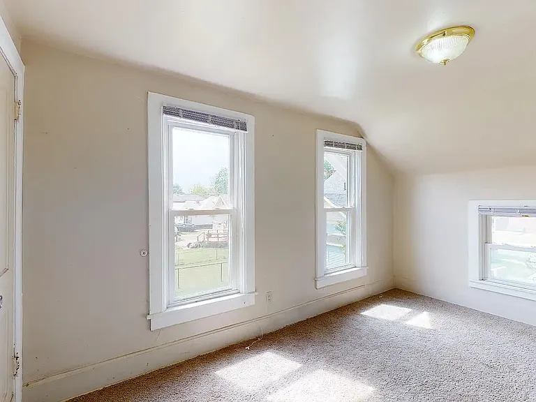521 Crawford St — Photo 5