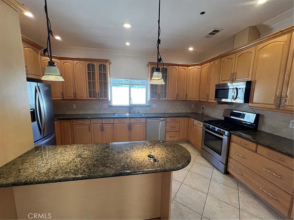 3 bed, 1400 sqft, $3,850 — Photo 3