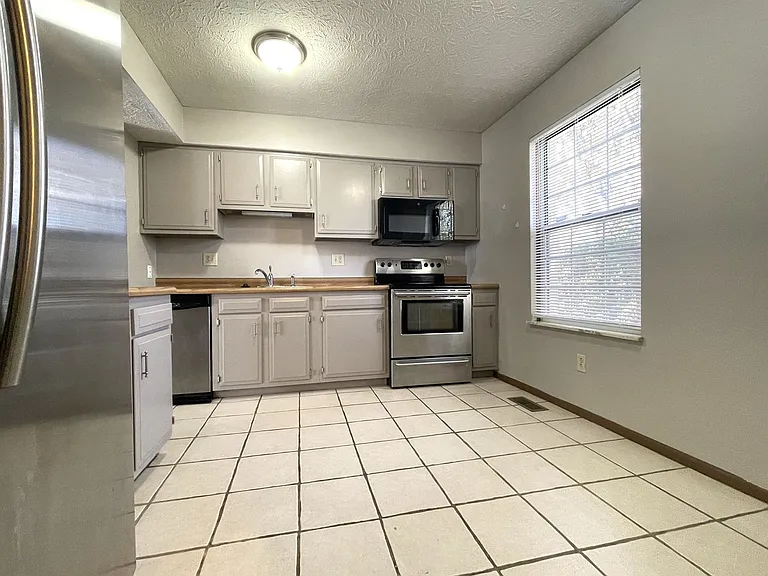 2413 Edmonton Rd — Photo 4