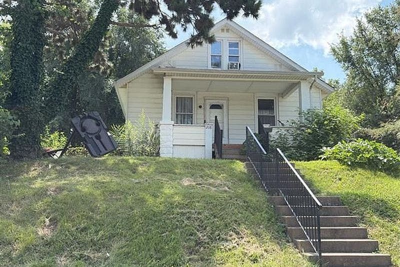 1st image of 208 S 14th St