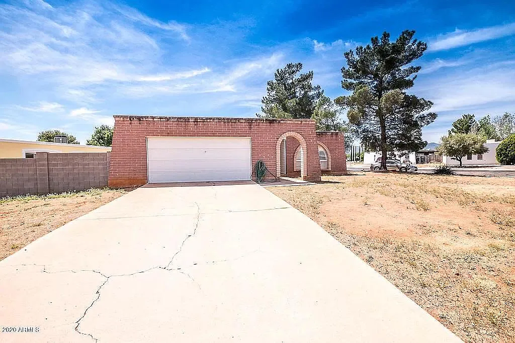 972 Sahuaro Dr — Photo 1