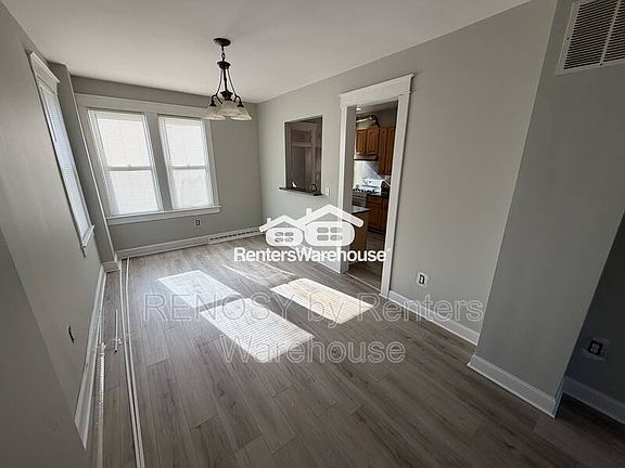 4th image of 400 Lyndhurst St