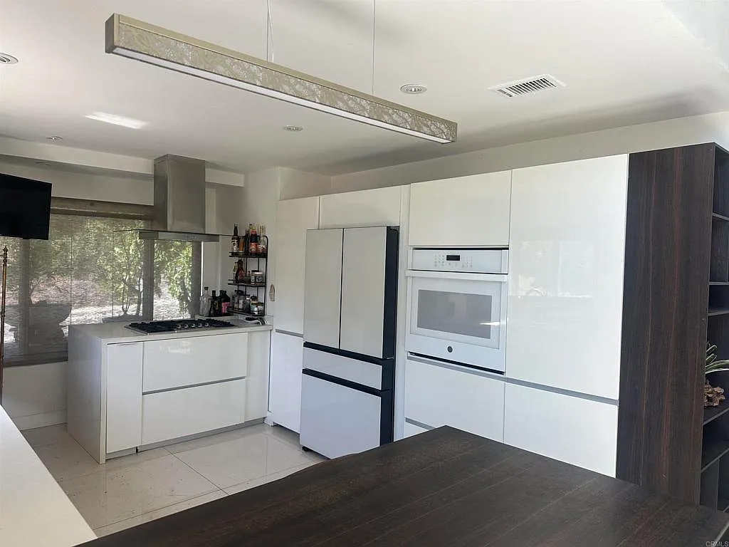 4 bed, 2540 sqft, $9,500 — Photo 3