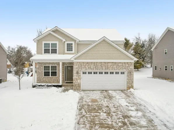 945 River Rock Dr, Holly, MI 48442