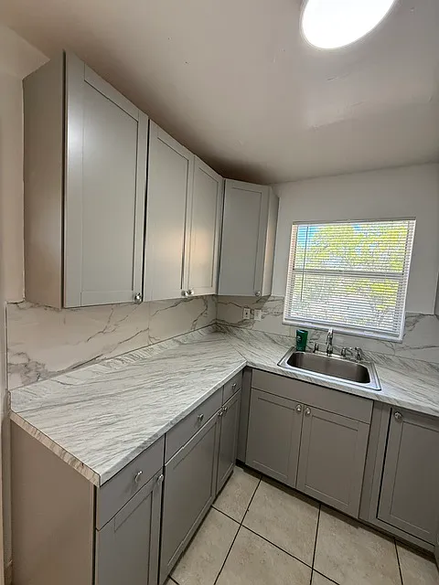 1020 N 18th Ct — Photo 2