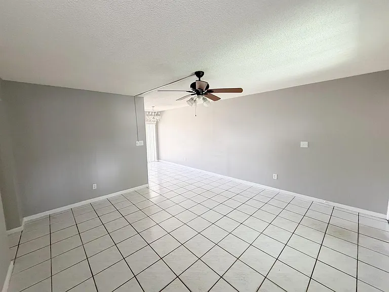 320 SW 1st St #D-2 — Photo 9