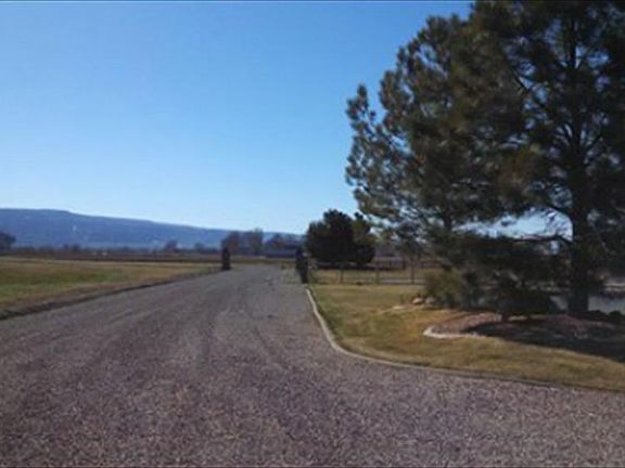 Exterior Neighborhood (street photo)