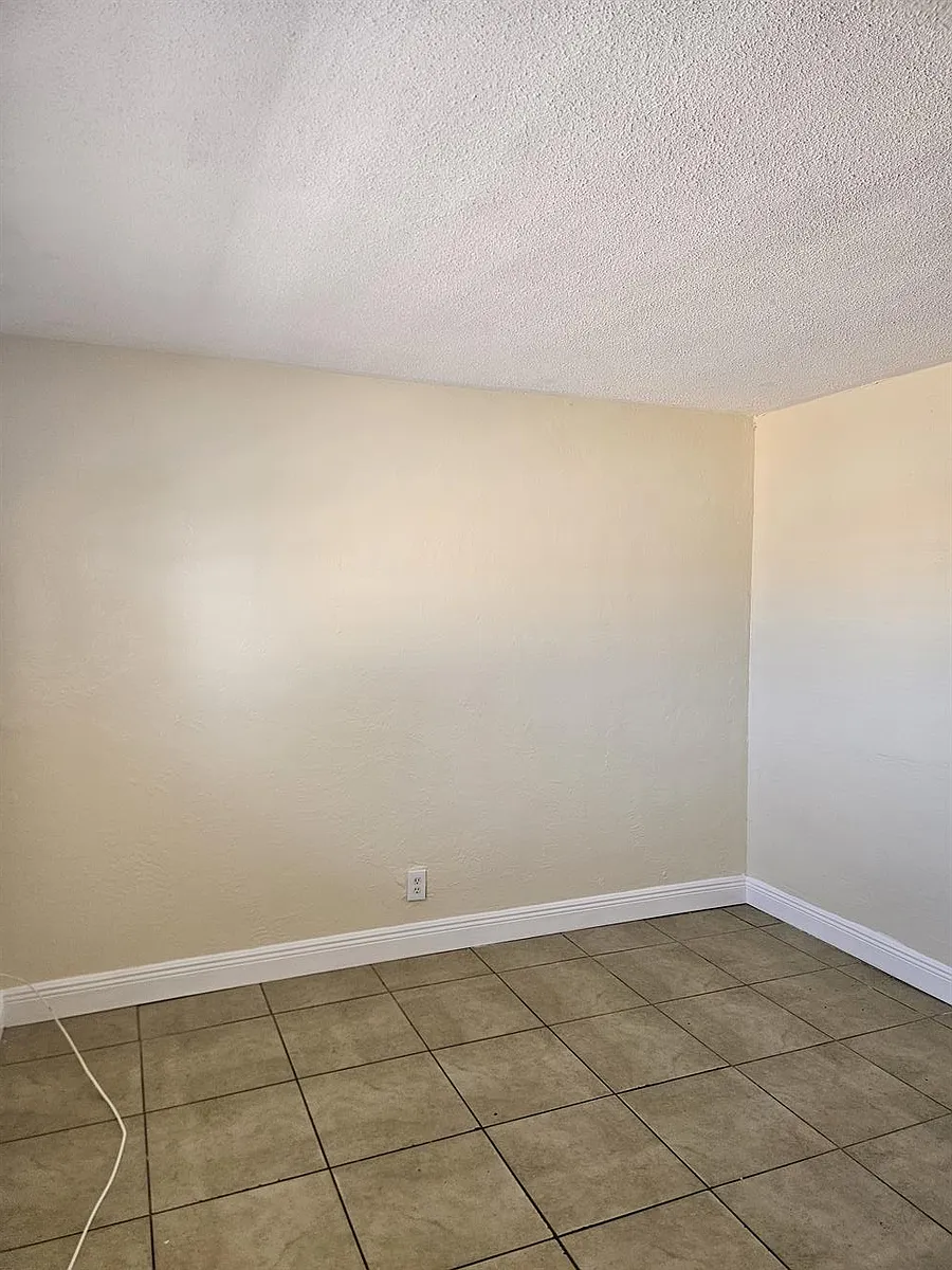 Building Photo - 521 NE 35th Ct