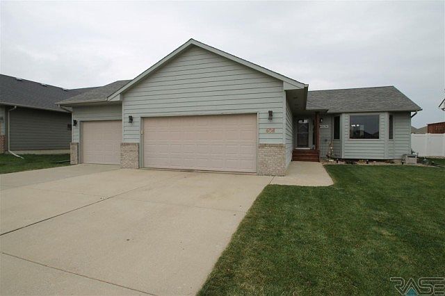 1st image of 608 Rosewood Dr
