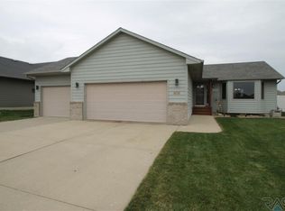 608 Rosewood Dr, Harrisburg, SD 57032