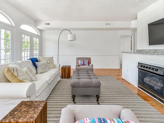 4th image of 304 33rd St #D12
