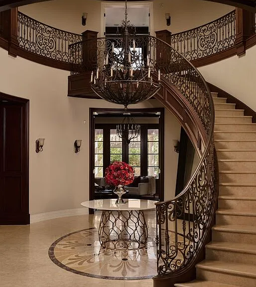 614 N Palm Dr — Photo 3