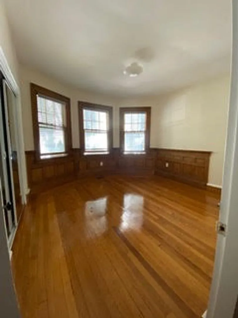 No Fee! Brookline 3 Bed/2 Bath With Laundry In Unit And Parking — Photo 1