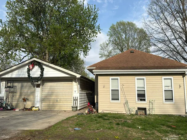 104 N McKinley St, Girard, IL 62640