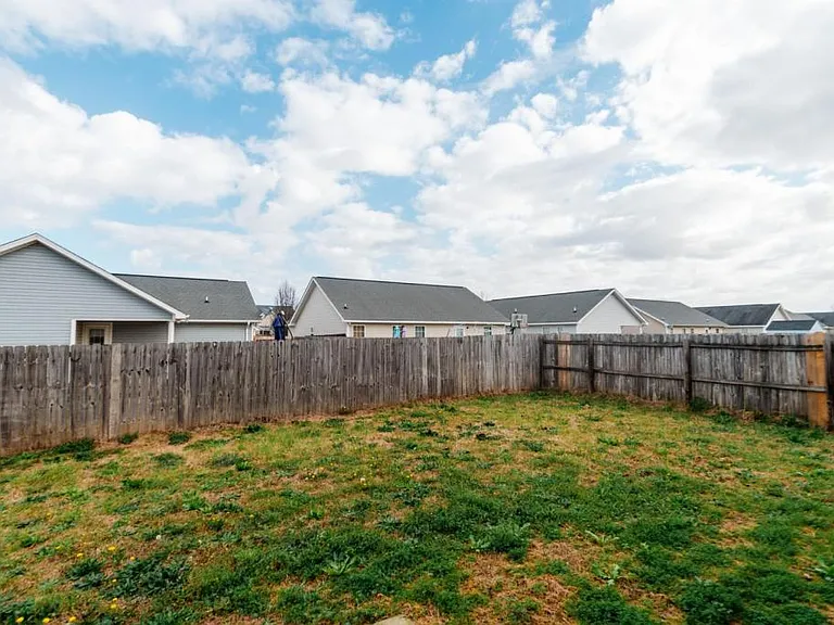 132 Coronation Dr — Photo 4