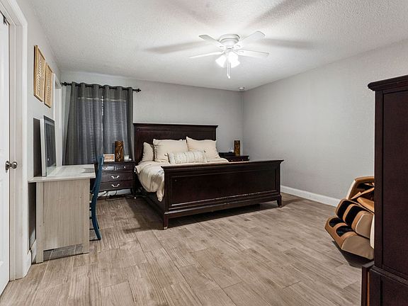 5th image of 609 NE 11th Ave