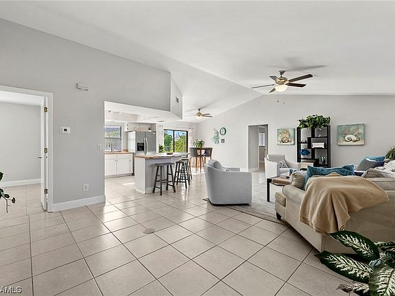 4th image of 715 SE 9th Pl