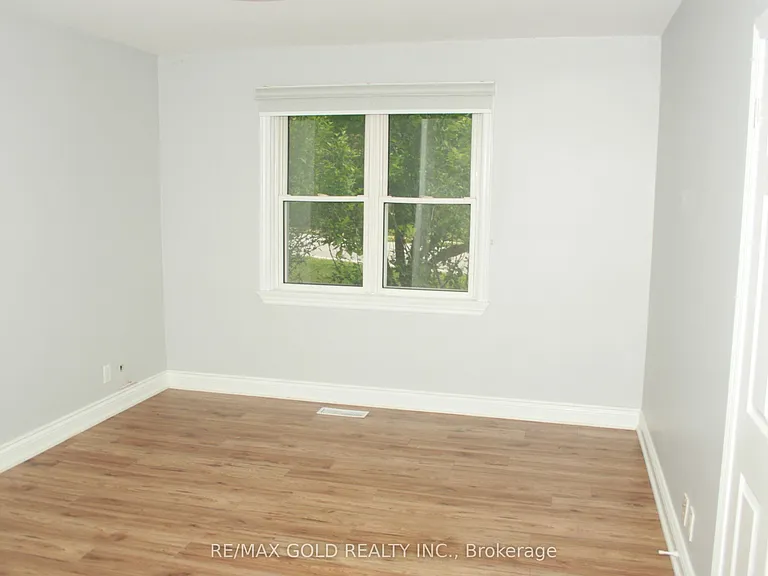 1124 Kent Ave — Photo 10