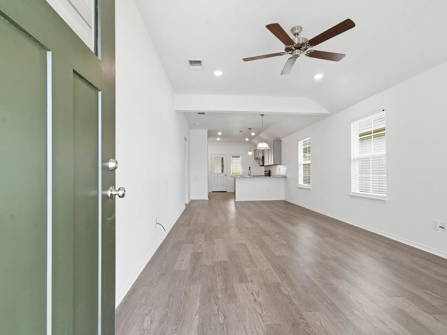3 bed, 1120 sqft, $1,950 — Photo 4