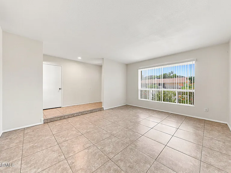 212 E Eugie Ave — Photo 3