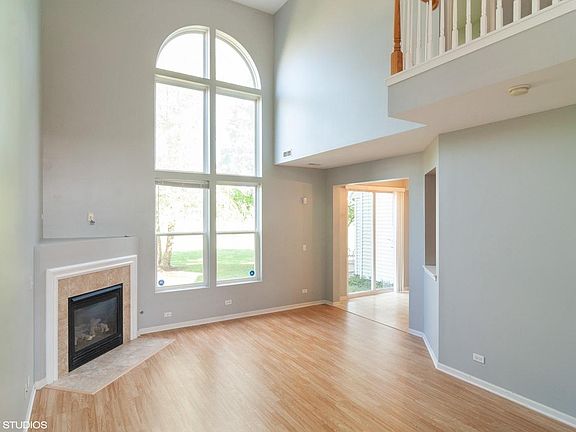Living Room with Incredible view to the Park, Fireplace, High Ceiling, Patio Sliding door
