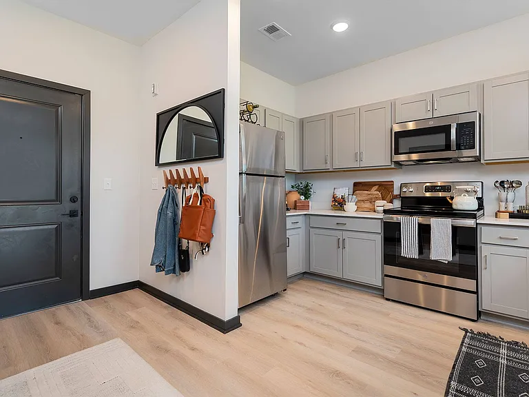 1BR, 1BA - 741SF - Entry and Kitchen