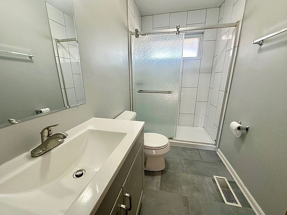 4th image of 220 Harwood Dr
