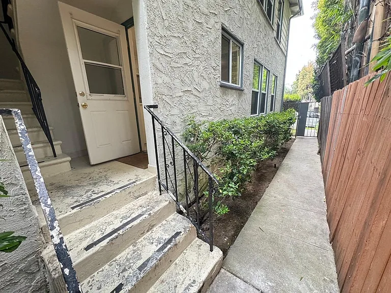 835 Bay St #1 — Photo 44