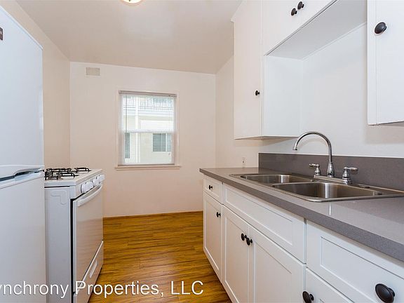 4th image of 545 Linden Ave #11