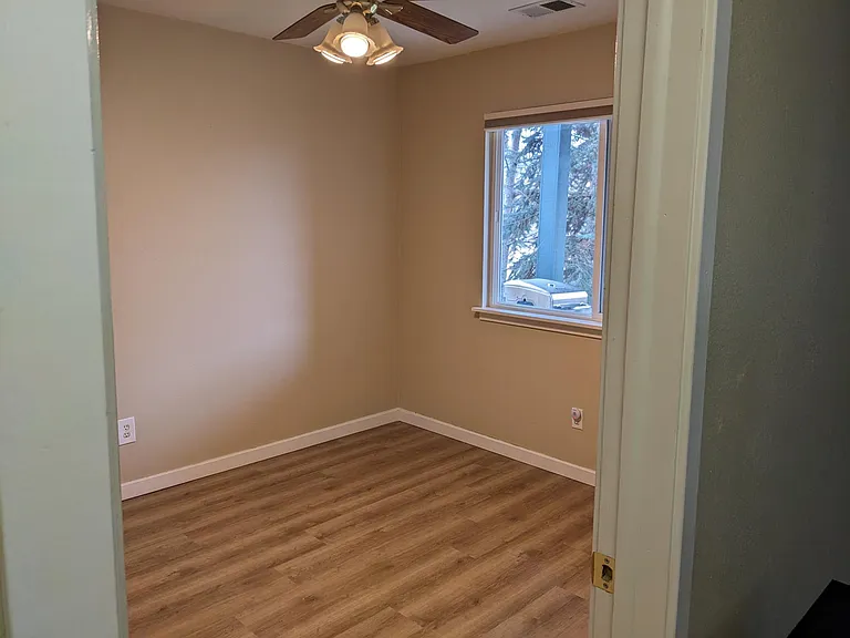 102 Rowena Pl — Photo 5